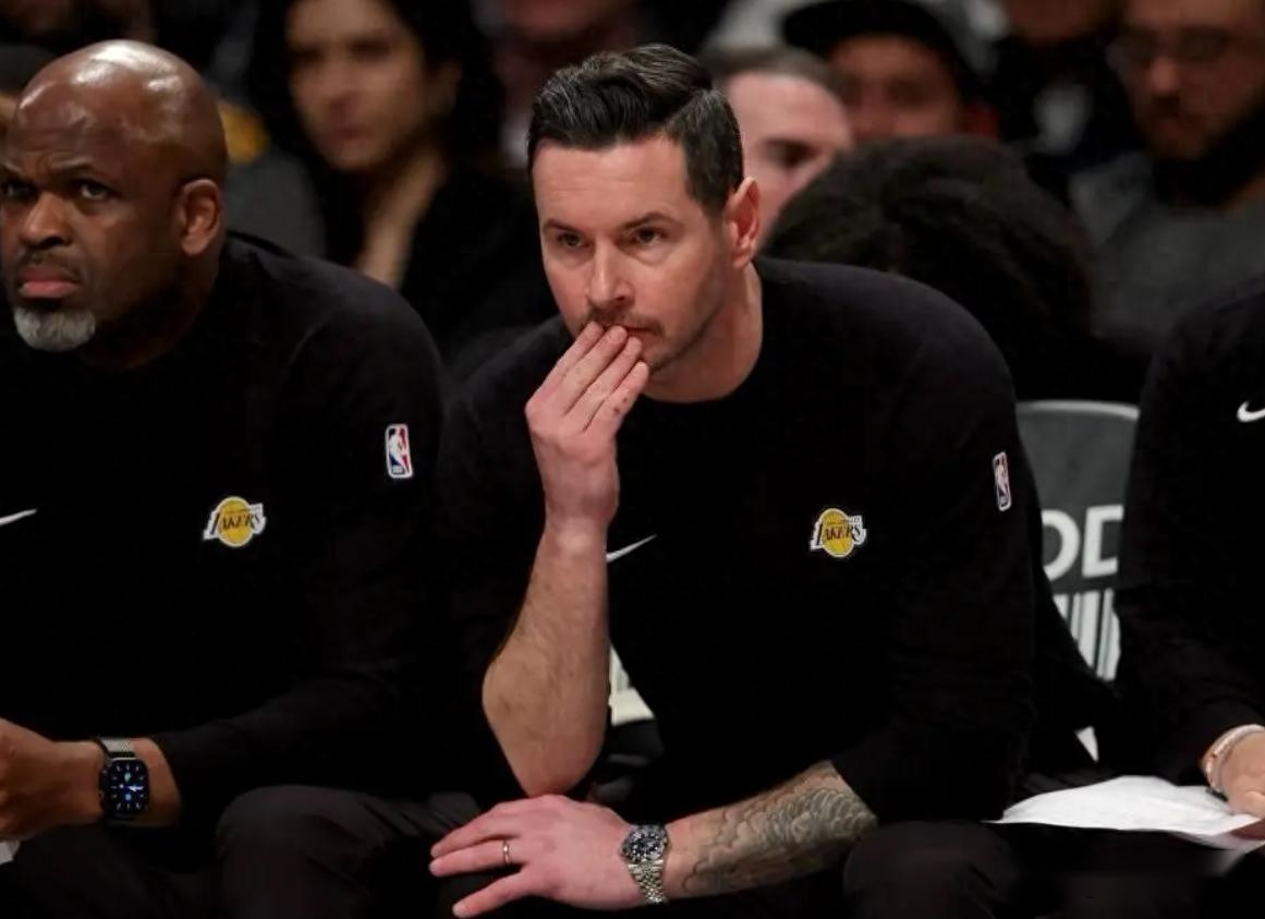 湖人3人末節(jié)摧毀比賽！雷迪克胡亂用人暫停，八村壘東契奇災(zāi)難性