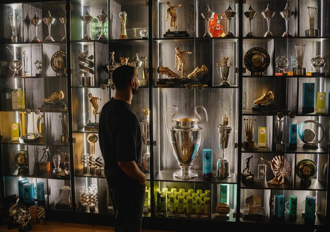 榮譽(yù)博物館！薩拉赫曬與獎(jiǎng)杯柜合照，9年紅軍生涯9冠4金靴